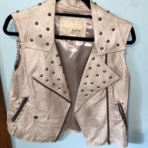 Daytrip leather vest size Large.